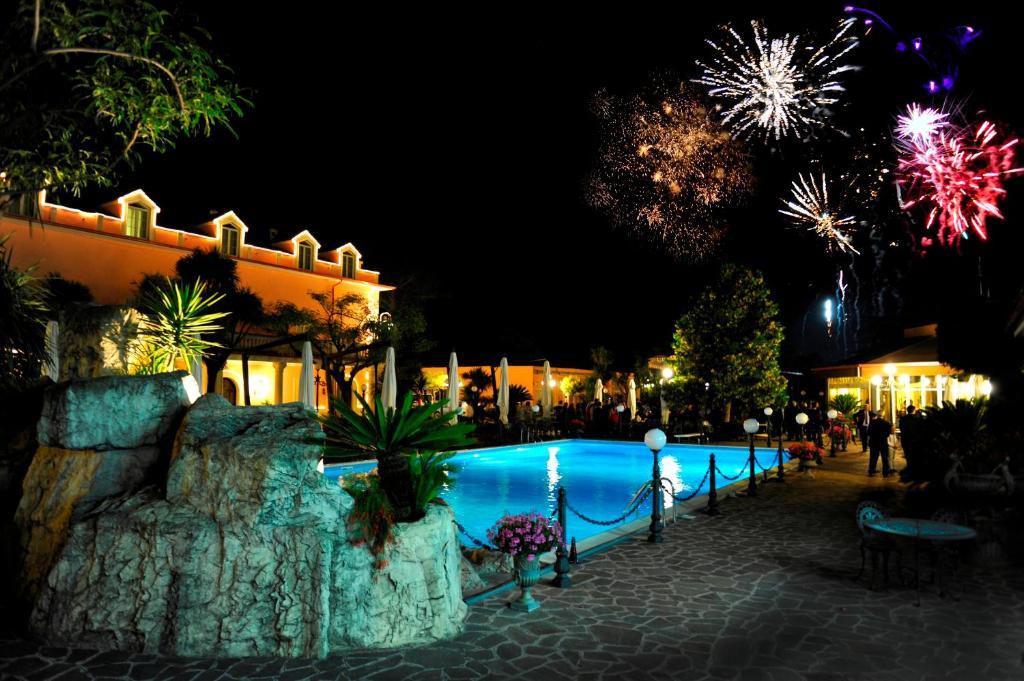 Resort Villa Antica Еболи Екстериор снимка